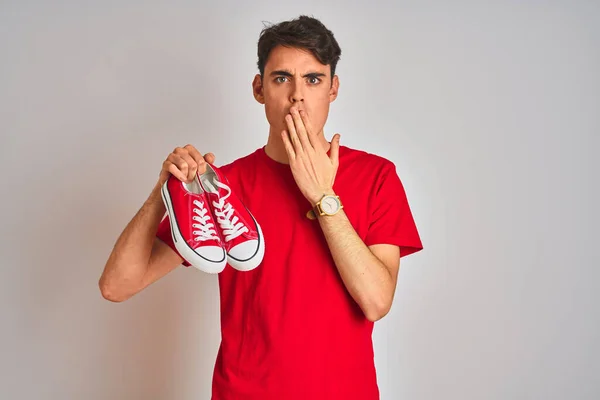 Tiener Jongen Houden Mode Casual Sneakers Rood Geïsoleerde Achtergrond Cover — Stockfoto