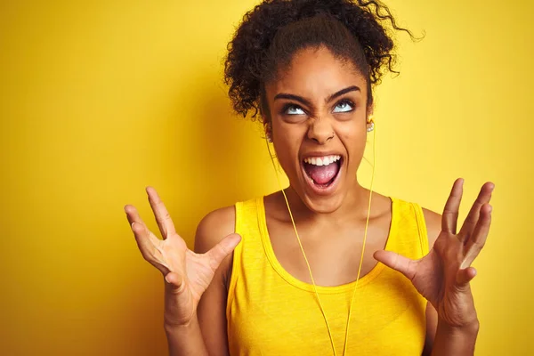 African American Woman Listening Music Using Earphones Isolated Yellow Background — Stock Photo, Image