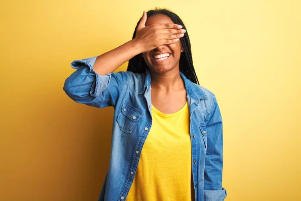 Молодая Африканская Американка Джинсовой Рубашке Стоящая Изолированном Желтом Фоне Улыбаясь — стоковое фото