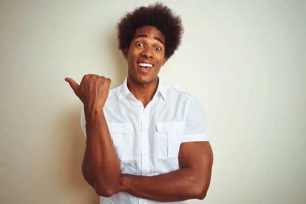 Afroamerikansk Man Med Afro Hår Bär Skjorta Stående Över Isolerad — Stockfoto