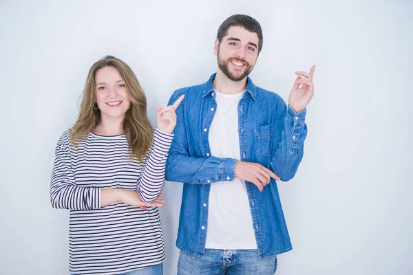 Jovem Casal Bonito Juntos Sobre Fundo Isolado Branco Com Grande — Fotografia de Stock