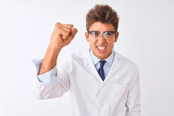 Joven Hombre Cientista Guapo Con Gafas Abrigo Sobre Fondo Blanco —  Fotos de Stock