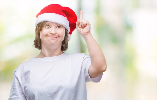 Mulher Adulta Jovem Com Síndrome Usando Chapéu Natal Sobre Fundo — Fotografia de Stock