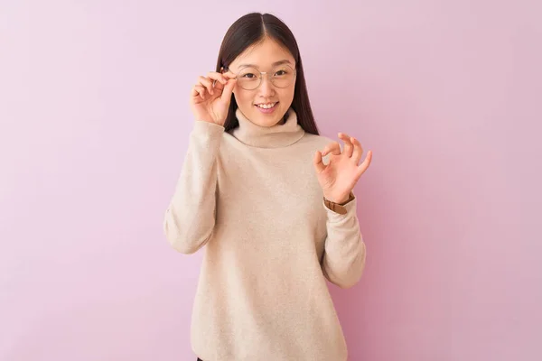 Молода Китайка Светрі Білизни Склянках Через Ізольований Рожевий Фон Робить — стокове фото