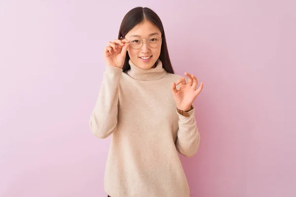 Joven Mujer China Con Jersey Cuello Alto Gafas Sobre Fondo —  Fotos de Stock