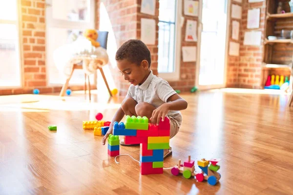 Beau Bambin Afro Américain Jouant Avec Des Blocs Construction Souriant — Photo