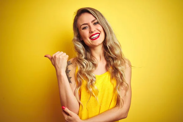 Jovem Mulher Bonita Vestindo Camiseta Sobre Amarelo Isolado Fundo Sorrindo — Fotografia de Stock