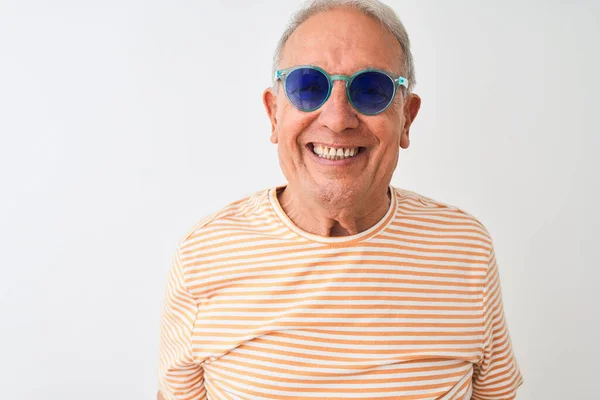 Senior Grijsharige Man Met Gestreept Shirt Zonnebril Geïsoleerde Witte Achtergrond — Stockfoto