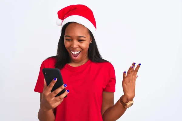 Jeune Femme Afro Américaine Portant Chapeau Noël Utilisant Smartphone Très — Photo