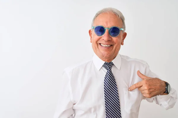 Starszy Siwowłosy Biznesmen Krawacie Okularach Przeciwsłonecznych Białym Tle Zaskakującą Twarzą — Zdjęcie stockowe