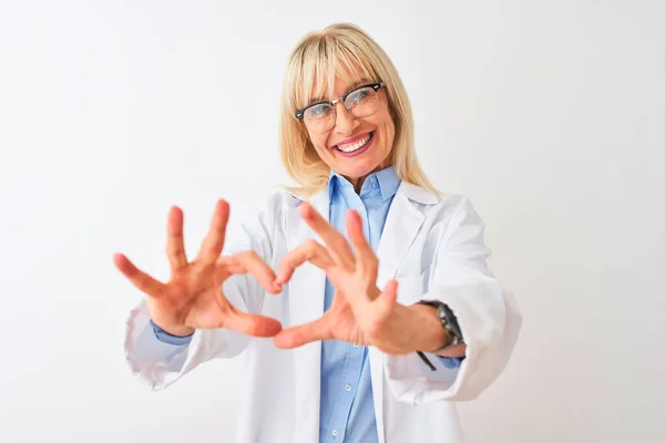 Mujer Científica Mediana Edad Con Gafas Pie Sobre Fondo Blanco —  Fotos de Stock