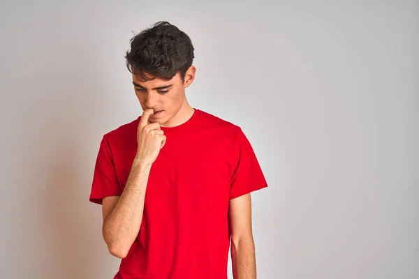 Adolescent Garçon Portant Shirt Rouge Sur Fond Blanc Isolé Regardant — Photo