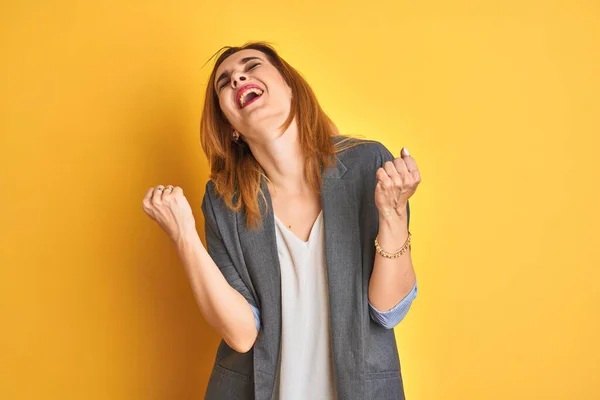 Ruiva Mulher Negócios Caucasiana Sobre Fundo Isolado Amarelo Comemorando Surpreso — Fotografia de Stock