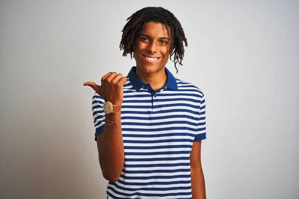 Homem Afro Com Dreadlocks Vestindo Pólo Azul Listrado Sobre Fundo — Fotografia de Stock