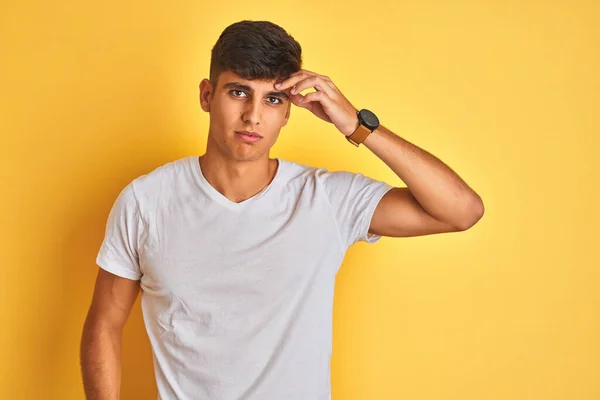 Hombre Indio Joven Con Camiseta Blanca Pie Sobre Fondo Amarillo —  Fotos de Stock
