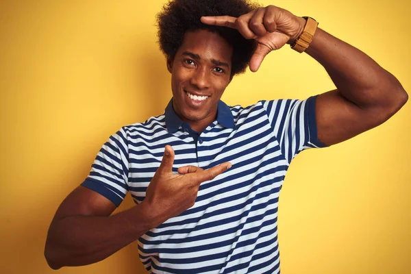 Homme Américain Aux Cheveux Afro Portant Polo Rayé Marine Debout — Photo