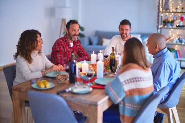 Hermosa Familia Sonriendo Feliz Confiada Comer Pavo Asado Celebrando Navidad — Foto de Stock