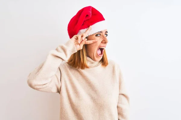Hermosa Pelirroja Vistiendo Sombrero Navidad Sobre Fondo Aislado Haciendo Símbolo —  Fotos de Stock