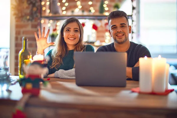 Junges Schönes Paar Sitzt Mit Laptop Weihnachtsdekoration Hause Und Zeigt — Stockfoto