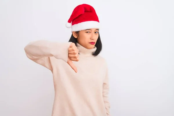 Jovem Mulher Chinesa Bonita Vestindo Chapéu Natal Santa Sobre Fundo — Fotografia de Stock