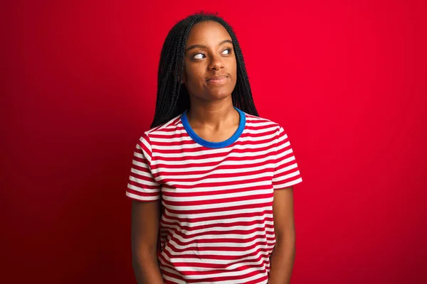 Joven Mujer Afroamericana Vistiendo Una Camiseta Rayas Pie Sobre Fondo —  Fotos de Stock