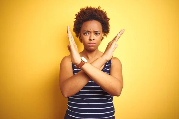 Beauitul Afro Amerikaanse Vrouw Draagt Zomer Shirt Geïsoleerde Gele Achtergrond — Stockfoto