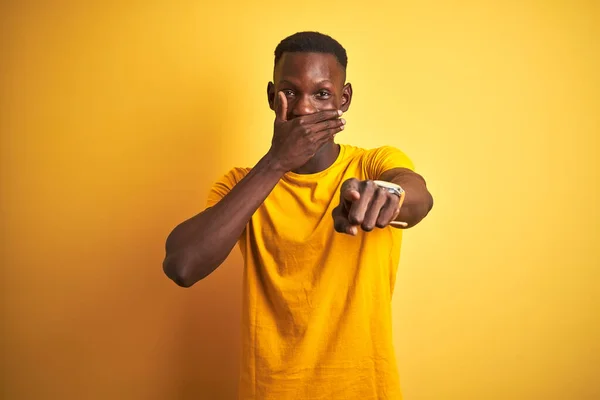 Fiatal Afro Amerikai Férfi Alkalmi Pólóban Áll Elszigetelt Sárga Háttér — Stock Fotó