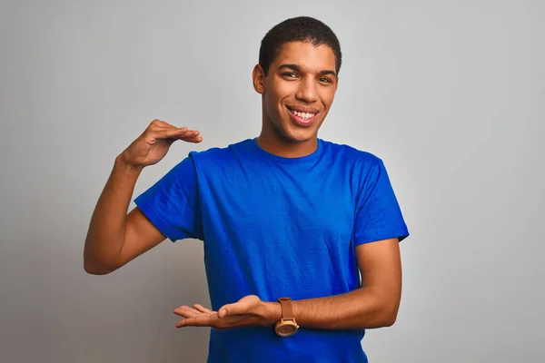 Joven Hombre Árabe Guapo Con Camiseta Azul Pie Sobre Fondo — Foto de Stock