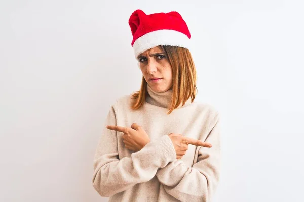 Belle Femme Rousse Portant Chapeau Noël Sur Fond Isolé Pointant — Photo