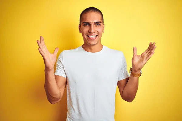 Jovem Caucasiano Vestindo Camiseta Branca Casual Sobre Fundo Amarelo Isolado — Fotografia de Stock