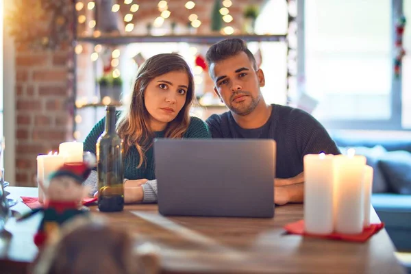 Young Beautiful Couple Sitting Using Laptop Christmas Decoration Home Depressed — Stock Photo, Image