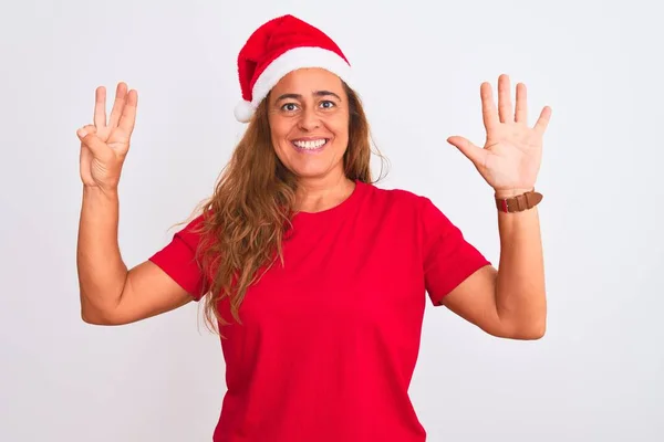 Medelålders Mogen Kvinna Bär Jul Hatt Över Isolerad Bakgrund Visar — Stockfoto