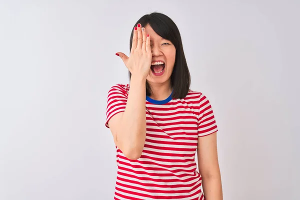 年轻而美丽的中国女人 穿着红色条纹T恤 用一只手捂住一只眼睛 脸上挂着自信的笑容 有着令人惊讶的情绪 — 图库照片