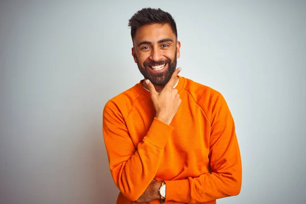 Giovane Indiano Che Indossa Maglione Arancione Sfondo Bianco Isolato Guardando — Foto Stock