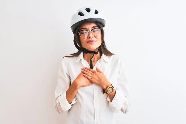 漂亮的女商人戴着眼镜 戴着自行车头盔 头戴孤立的白色背景 双手放在胸前笑着 闭上了眼睛 脸上挂着感激的手势 健康概念 — 图库照片