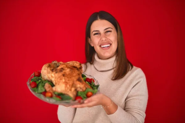Young Beautiful Woman Smiling Proud Holding Thanksgiving Turkey Chicken Tray — Stock Photo, Image