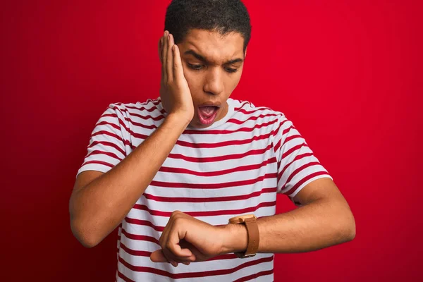 Jonge Knappe Arabier Man Draagt Gestreept Shirt Geïsoleerde Rode Achtergrond — Stockfoto