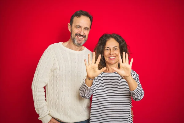 Belo Casal Meia Idade Vestindo Camisola Inverno Sobre Fundo Vermelho — Fotografia de Stock