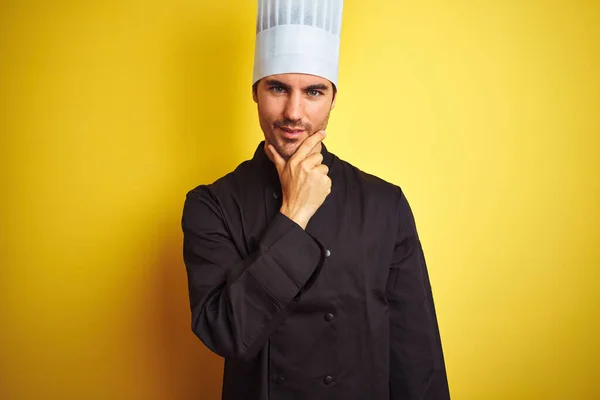 Joven Chef Vestido Uniforme Sombrero Pie Sobre Fondo Amarillo Aislado — Foto de Stock