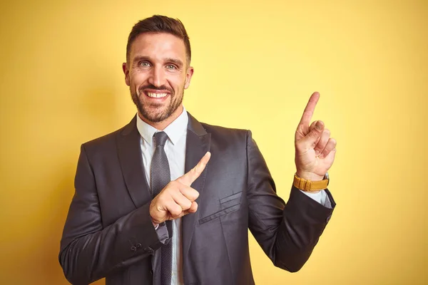 Joven Hombre Negocios Guapo Sobre Fondo Aislado Amarillo Sonriendo Mirando —  Fotos de Stock