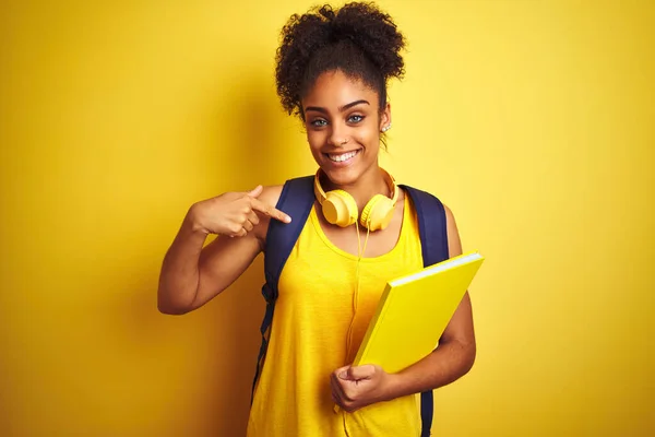 Afro Mulher Usando Mochila Fones Ouvido Segurando Notebook Sobre Fundo — Fotografia de Stock