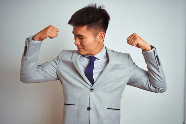スーツを着て独立した黄色の背景の上に立ってネクタイを着ているアジアの中国のビジネスマンは誇りに思って笑顔腕の筋肉を示す フィットネスコンセプト — ストック写真