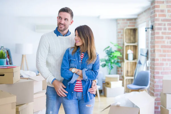 Joven Hermosa Pareja Pie Nuevo Hogar Alrededor Cajas Cartón Sonriendo —  Fotos de Stock