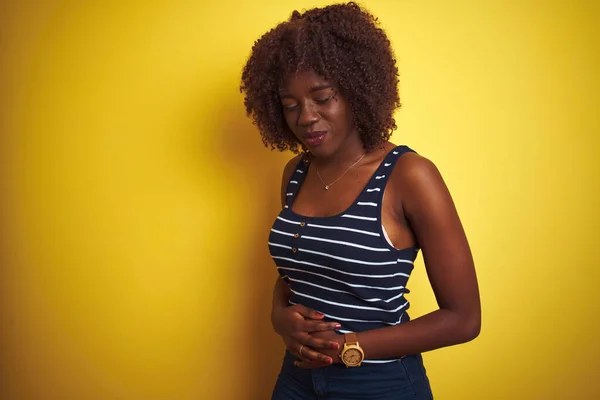 Jeune Afro Africaine Portant Shirt Rayé Sur Fond Jaune Isolé — Photo