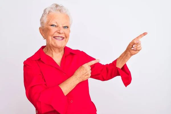 Senior Grauhaarige Frau Rotem Hemd Lässig Vor Isoliertem Weißen Hintergrund — Stockfoto