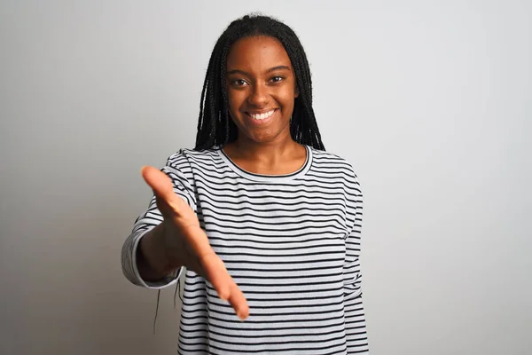 Jonge Afro Amerikaanse Vrouw Draagt Gestreept Shirt Staan Geïsoleerde Witte — Stockfoto