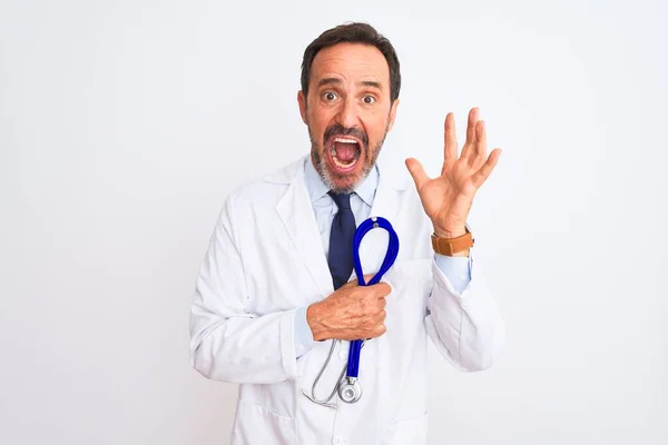 Lekarz Średnim Wieku Człowiek Noszący Płaszcz Trzymając Stetoskop Odizolowanym Białym — Zdjęcie stockowe