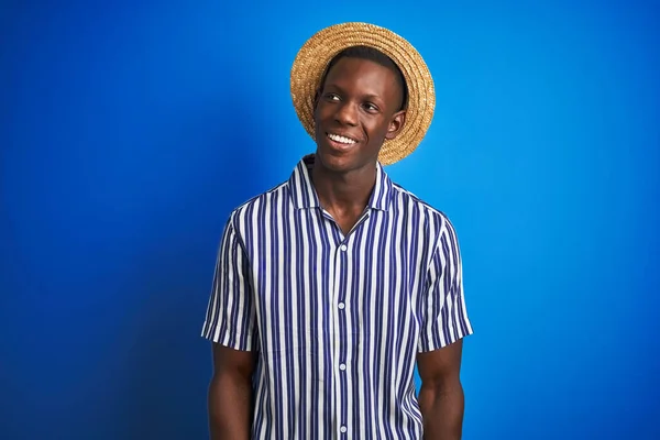 Африканский Американец Полосатой Рубашке Летней Шляпе Изолированном Синем Фоне Смотрит — стоковое фото
