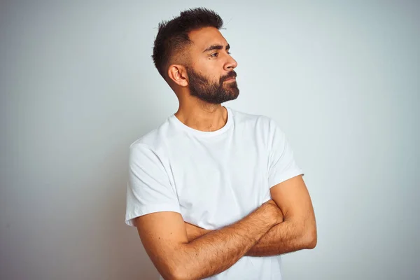 Jonge Indiaanse Man Met Shirt Geïsoleerde Witte Achtergrond Kijkend Naar — Stockfoto