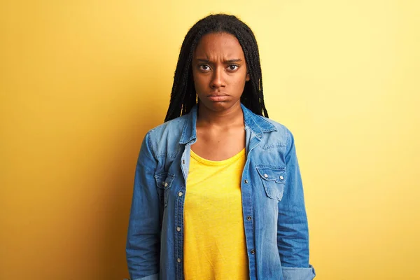 Mujer Afroamericana Joven Con Camisa Mezclilla Pie Sobre Fondo Amarillo —  Fotos de Stock